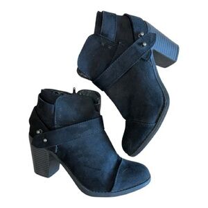 No Parking Women's Black Faux Suede Heeled Zip-up Ankle Booties 7.5